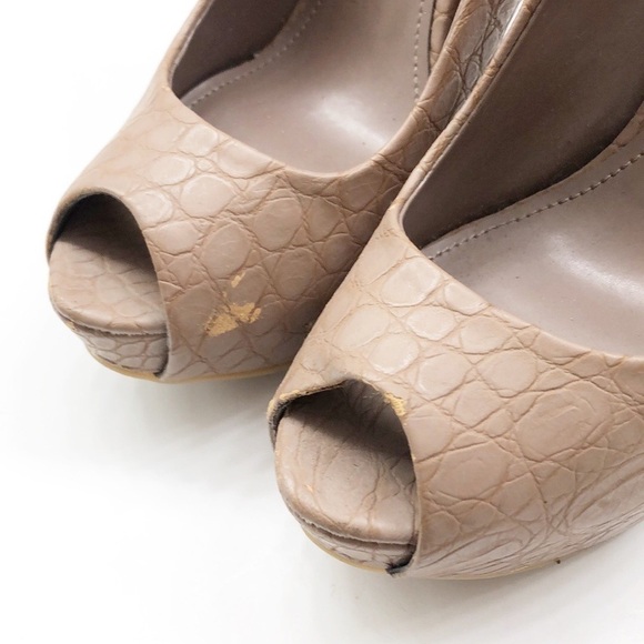 Jennifer Lopez textured platform peep toe heels - Picture 2 of 9